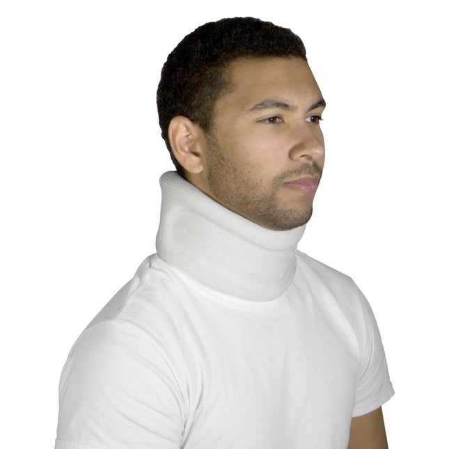 Collier cervical en mousse souple et face avant en plastique blanc (profondeur : 4 po)