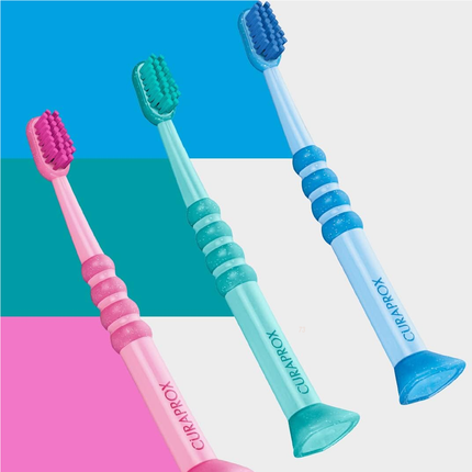 Curaprox - Brosse à dents pour bébé (0-4 ans) ultra-souple, couleurs assorties | 1 unité
